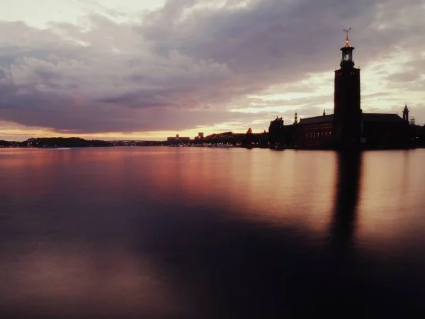 Naturskön Utsikt Över Sjön Staden Kvällen — Stockfoto