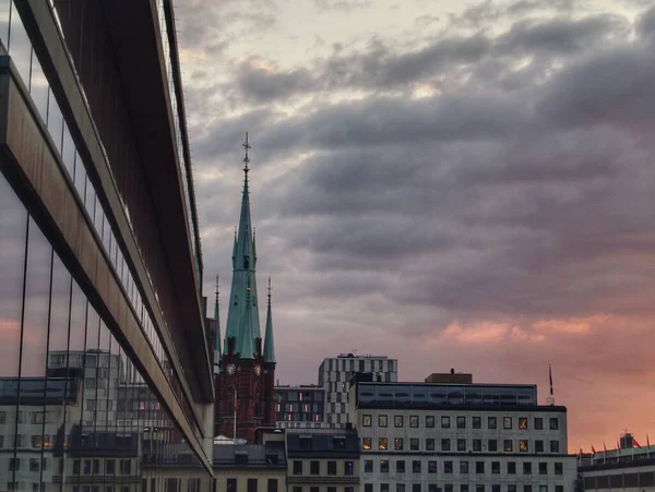 夜の街の高層ビル — ストック写真