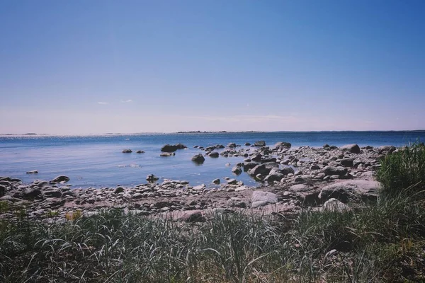 靠近大海的岩石海岸景观 — 图库照片