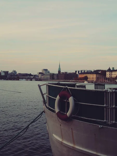 Small Boat City Evening — Stock Photo, Image