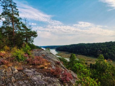 Gün boyunca nehir üzerinde gökyüzü manzarası 
