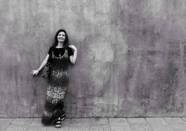 Binanın önünde duran bir kadın.