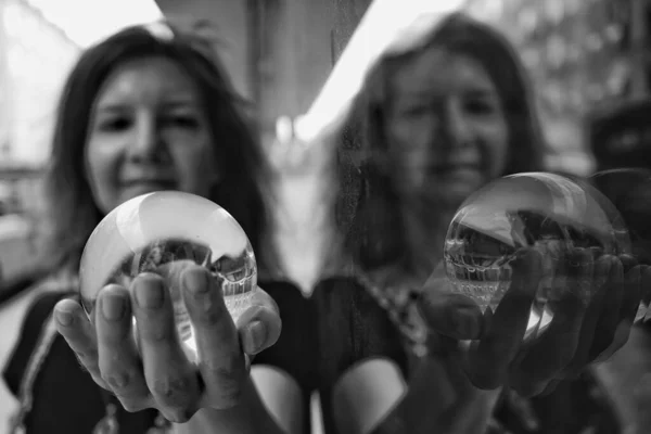 Una Mujer Sosteniendo Una Bola Cristal Delante Cara —  Fotos de Stock