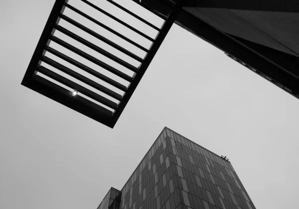 Niedriger Blickwinkel Auf Moderne Gebäude Bei Klarem Himmel — Stockfoto