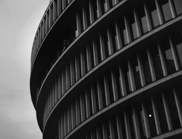 Blick Auf Modernes Gebäude Gegen Den Himmel — Stockfoto