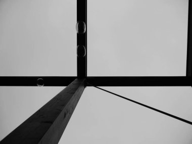 Açık gökyüzüne karşı inşa edilmiş yapının tam altında