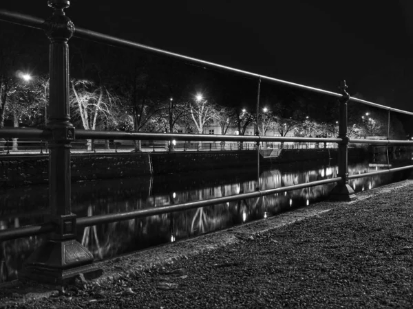 Вид Освещенного Канала Городе Ночью — стоковое фото