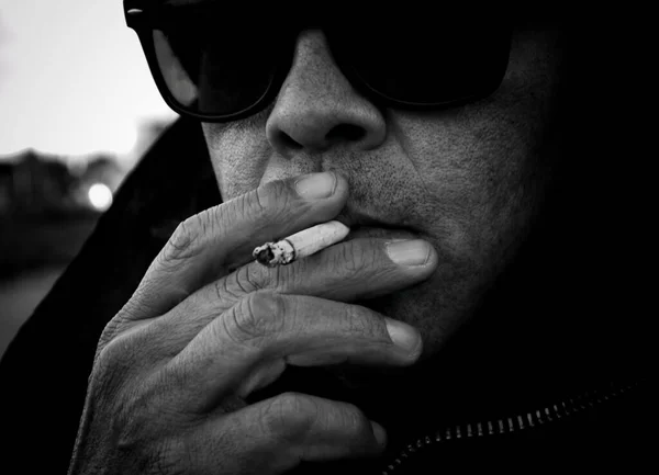 Κοντινό Πλάνο Του Ανθρώπου Που Καπνίζει Τσιγάρο Στον Ουρανό — Φωτογραφία Αρχείου