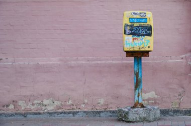 Kyiv caddesinde graffiti olan eski bir posta kutusu. Yüksek kalite fotoğraf