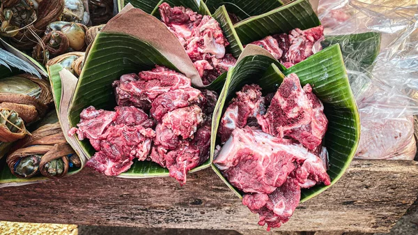 Tahtada taze çiğ et ve sebzeler