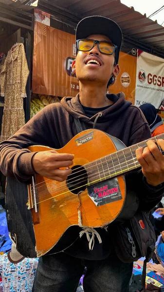 Sokakta gitar çalan bir adam.