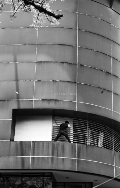 bir binanın siyah beyaz fotoğrafı