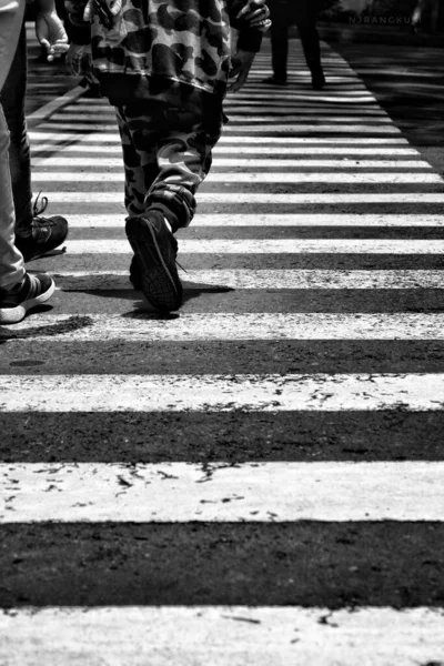 Foto Preto Branco Homem Andando Rua — Fotografia de Stock