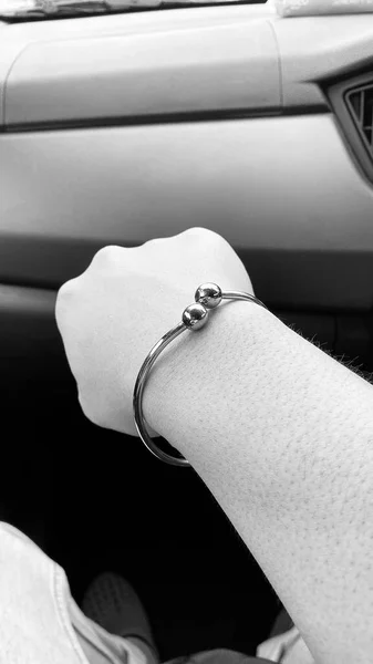 Close Woman Hand Holding Bracelet Car — Stockfoto