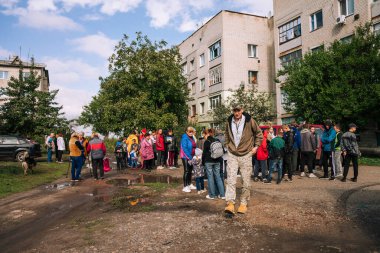 Shevchenkove, Harkiv bölgesi, Ukrayna. 21 Eylül 2022: Shevchenkove köyüne insani yardım