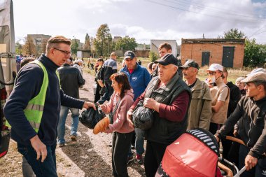 Shevchenkove, Harkiv bölgesi, Ukrayna. 21 Eylül 2022: Shevchenkove köyüne insani yardım