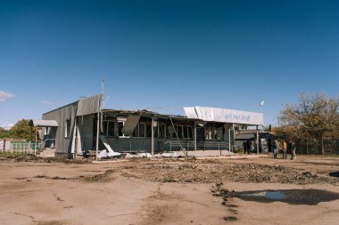 Shevchenkove, Harkiv bölgesi, Ukrayna. 21 Eylül 2022: Rus işgalinden sonra yıkılan bina