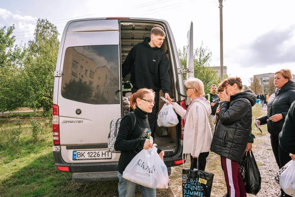 Shevchenkove, Harkiv bölgesi, Ukrayna. 21 Eylül 2022: Shevchenkove köyüne insani yardım
