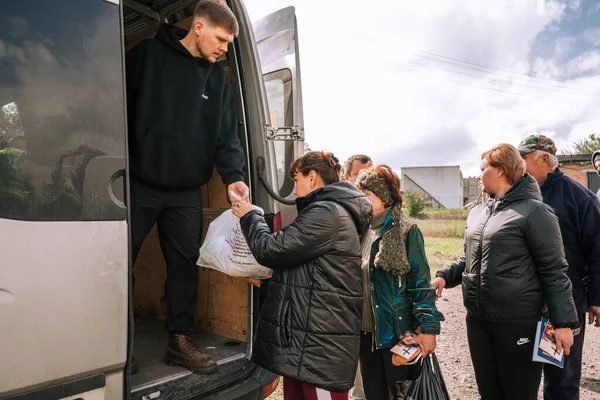 Shevchenkove, Harkiv bölgesi, Ukrayna. 21 Eylül 2022: Shevchenkove köyüne insani yardım