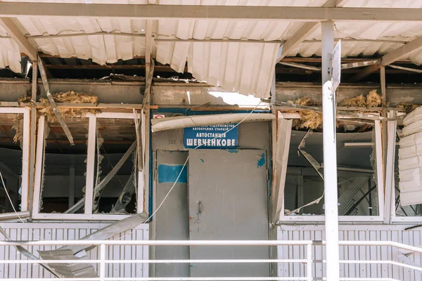 Shevchenkove, Harkiv bölgesi, Ukrayna. 21 Eylül 2022: Rus işgalinden sonra yıkılan bina