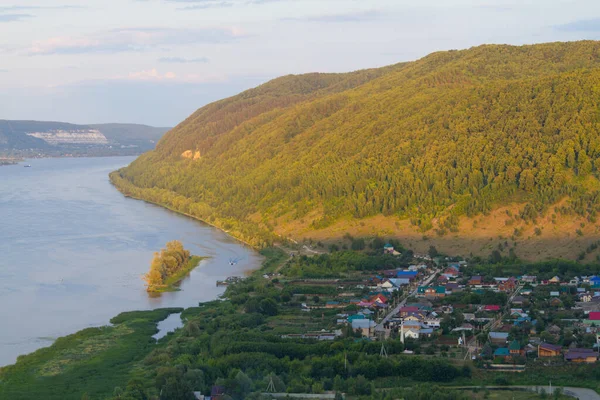 Villaggio Situato Sulle Verdi Colline — Foto Stock