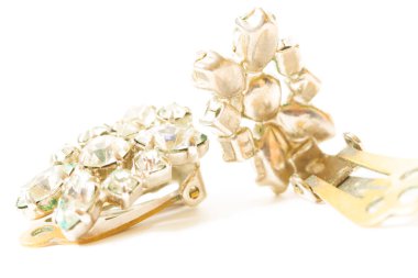 Beyaz arkaplanda parlak elmas mücevherler