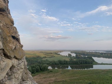 Eski ve terk edilmiş kalenin kalıntıları. Nehirde görüntüle