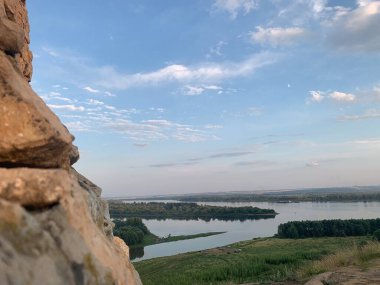 Eski ve terk edilmiş kalenin kalıntıları. Nehirde görüntüle