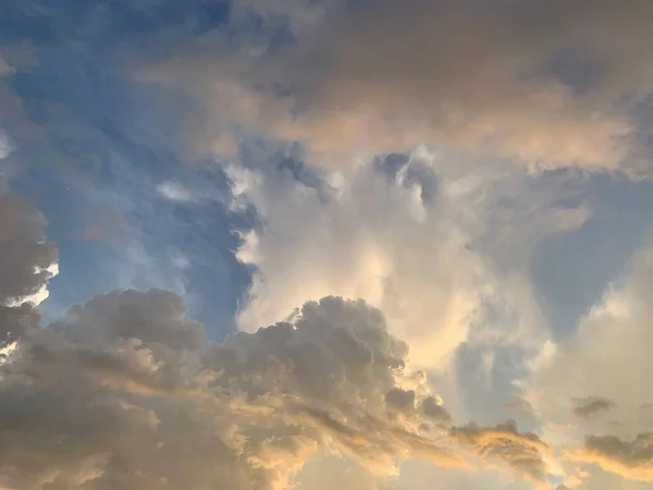 Blauer Himmel Mit Wolken Und Sonne — Stockfoto