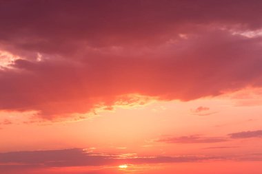 Gün batımı ya da gün doğumu bulutları ve güzel güneş ışığı