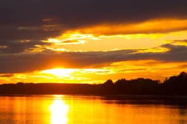 Suyun üzerinde gün batımı. Huzurlu yer