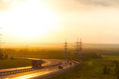 Sarı günbatımı ışığında otoyol