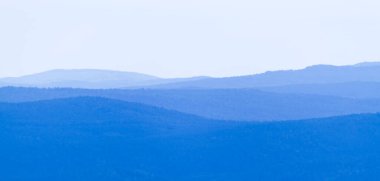 Dağlardaki sisli akşam manzarası