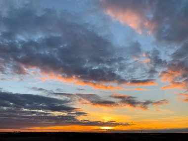 Pembe renkli bulutlu bir manzara. Tropik gün batımı