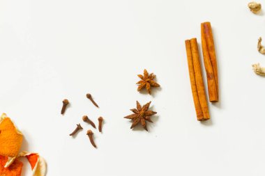 Beyaz arka planda yemek pişirmek için renkli baharatlar ve bitkiler