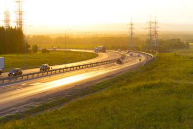 Sarı günbatımı ışığında otoyol