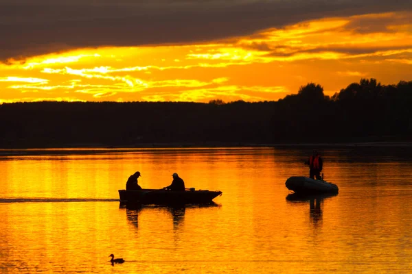 日落时渔民在船上的轮廓 — 图库照片