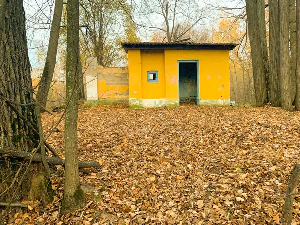 Vecchio Edificio Abbandonato Autunno — Foto Stock