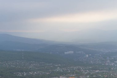 Dağlardaki sisli akşam manzarası