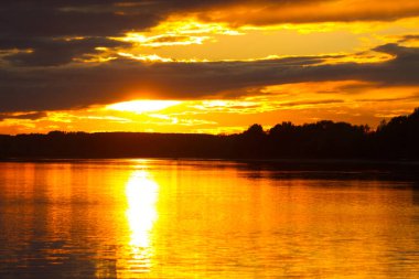 Suyun üzerinde gün batımı. Huzurlu yer