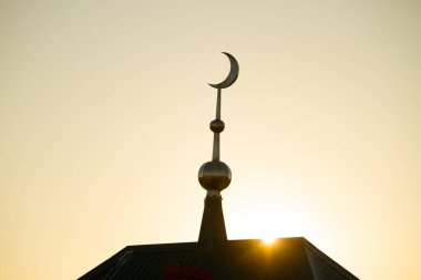 Gün ışığında caminin minaresini kapatın.