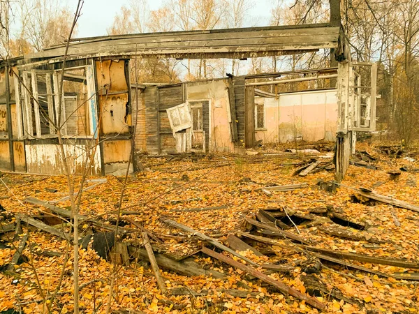 Gamla Övergivna Buiding Hösten — Stockfoto