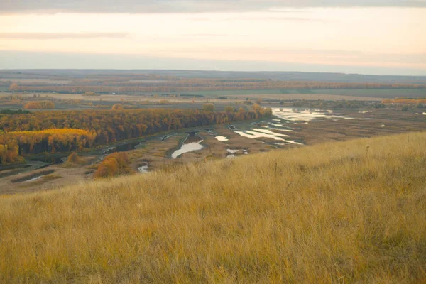 Herfst Landschap Met Rivier Uitzicht Vanaf Een Hoog Punt — Stockfoto