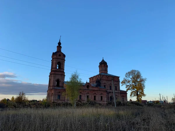 Ruinen Einer Alten Kirche Aus Rotem Backstein — Stockfoto