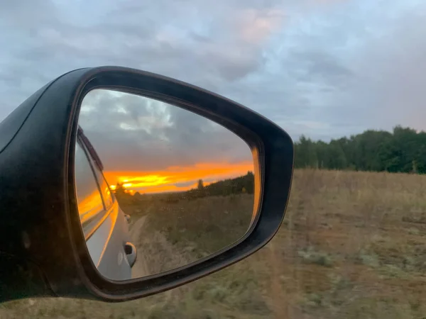Tükröződik Egy Gyönyörű Naplemente Egy Oldalsó Tükörben — Stock Fotó