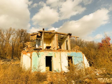 Sonbaharda terk edilmiş eski toprak.