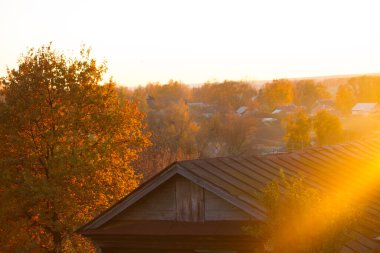 Sonbaharda bir köy manzarası. Yüksek bakış açısı
