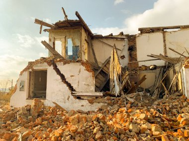 Sonbaharda terk edilmiş eski toprak.