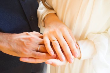 Gelin ve damat ile yüzük elinde