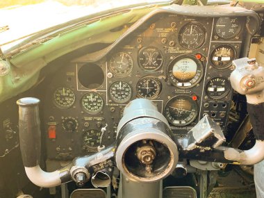 Uçakta pilot kabininde.